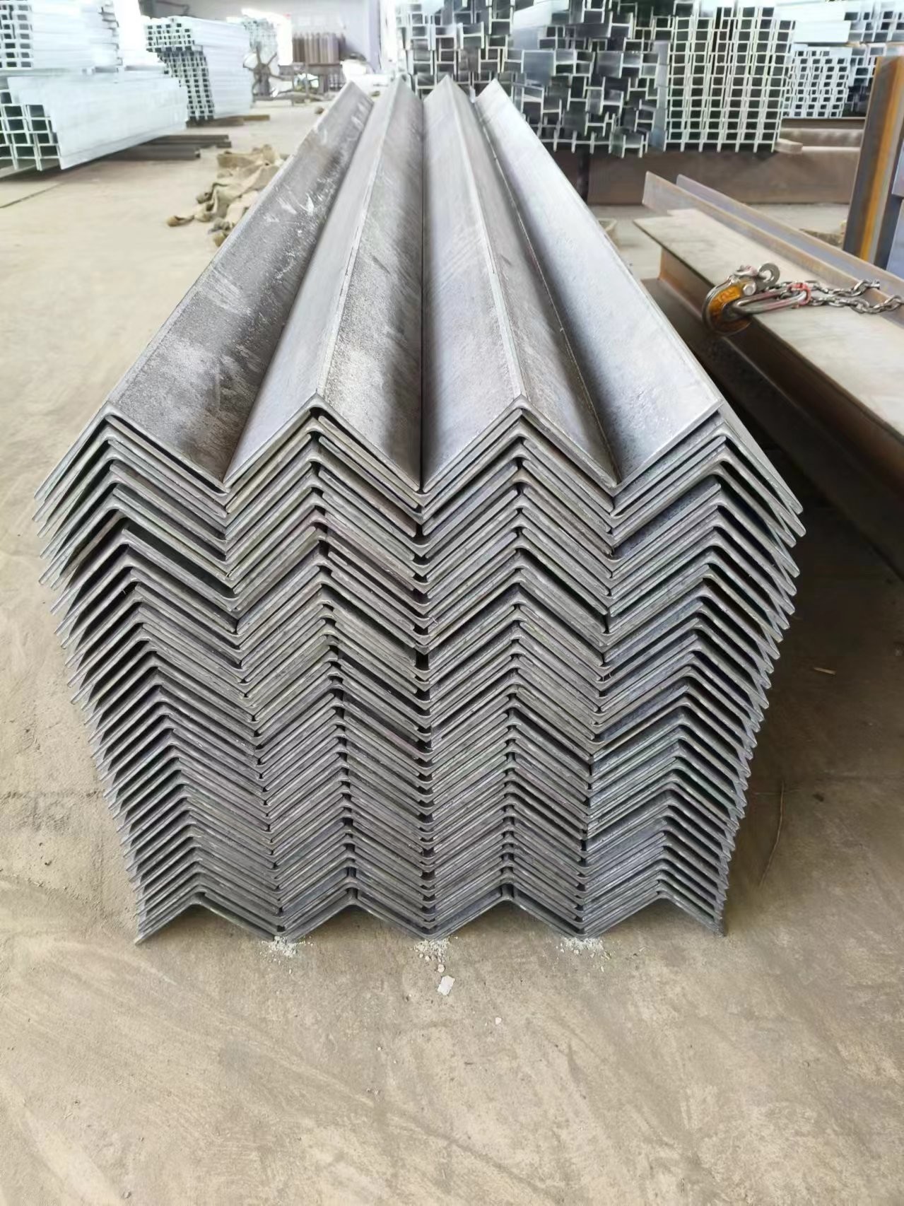 Strong Structural Angle Steel Available In Multiple Sizes Perfect For Building Frames Industrial