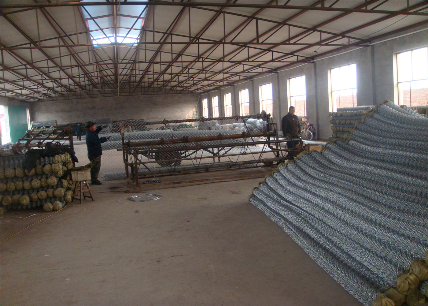 woven mesh chain link mesh fencing 4ft x 100ft standard roll for sale 2" x 2" mesh 9 gauge wire zinc 275 gam/SQM
