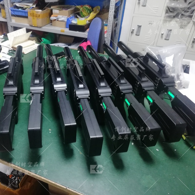 UAV reaction equipment 900m / 1.5g/2.4g/5.8g electromagnetic wave emission drives away the returning UAV aircraft