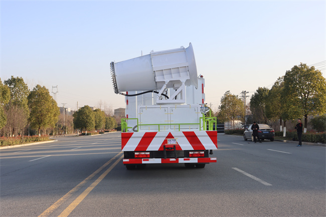 High Quality 35m Multifunctional Water Wheel Dust Removal Truck Diesel Monitor