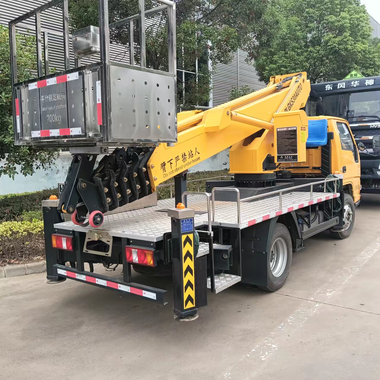 JAC 6 Retractable Sections Holding 2men Aerial Platform Truck 50m High Altitude Operation Truc