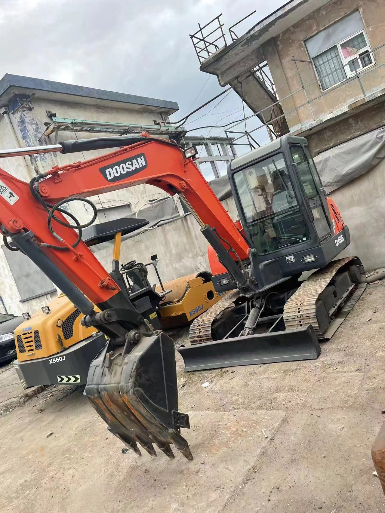 original second-hand Doushan DH55 excavator is in good condition strong and simple maintenance