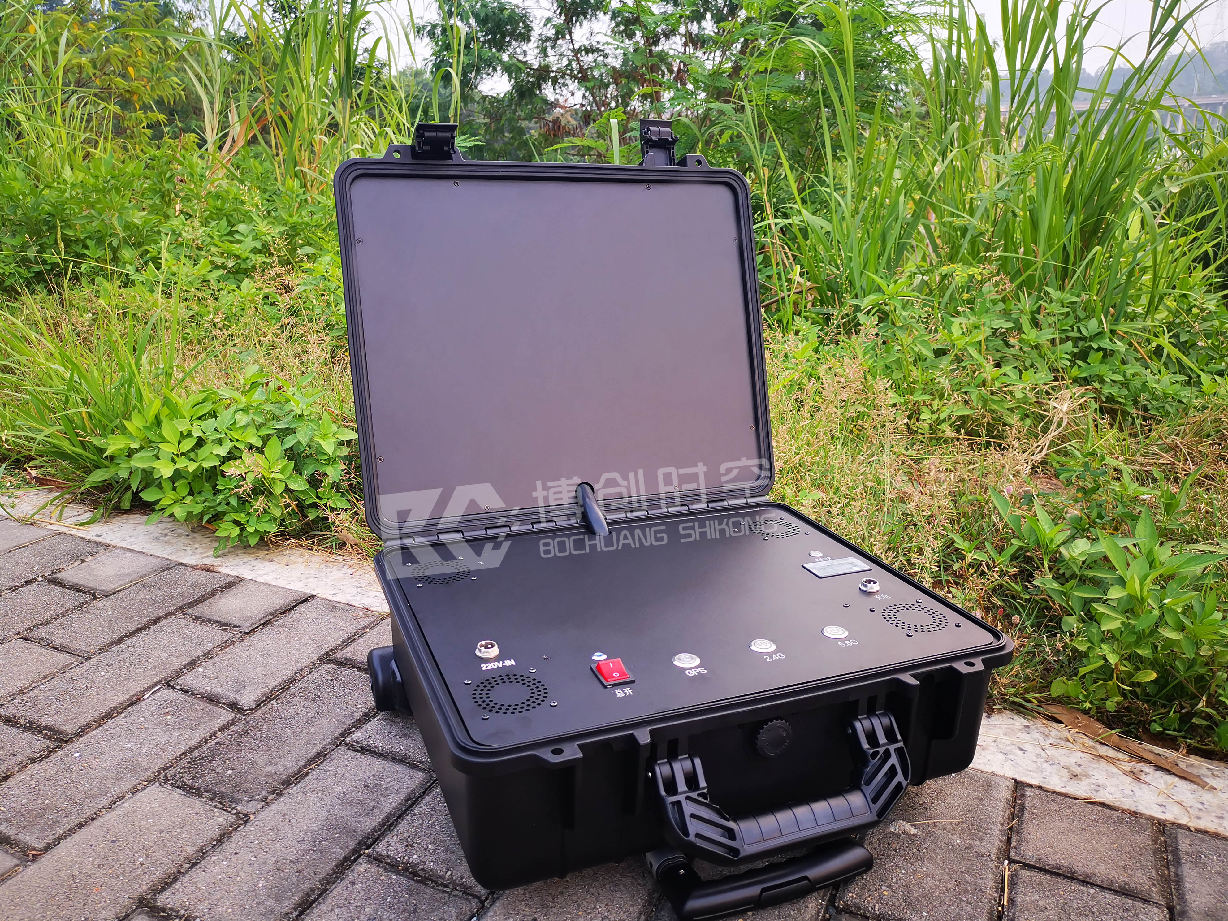 UAV reaction equipment 433MHz / 915MHz / 1.2g/1.5g/2.4g/5.8g multi frequency UAV jammer 1500 meters away from UAV