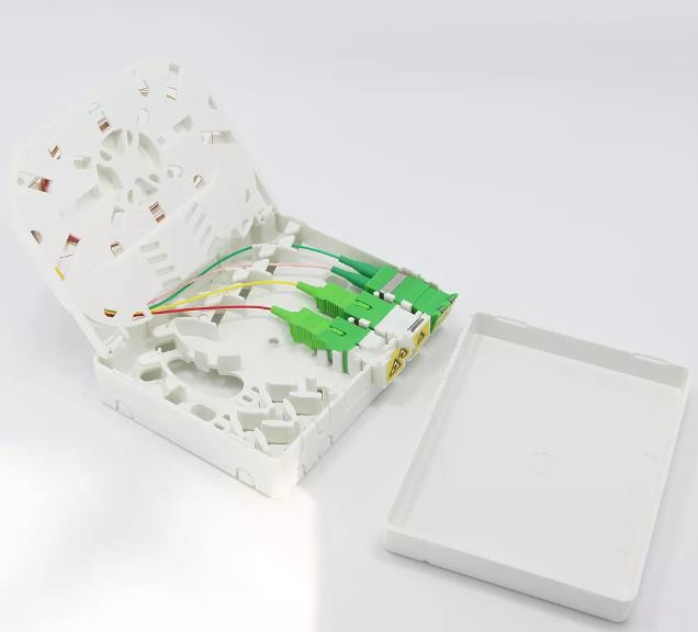2 / 4 Ports FTTH Fiber Wall Outlet ABS PC Material With SC / LC Shutter Adapter