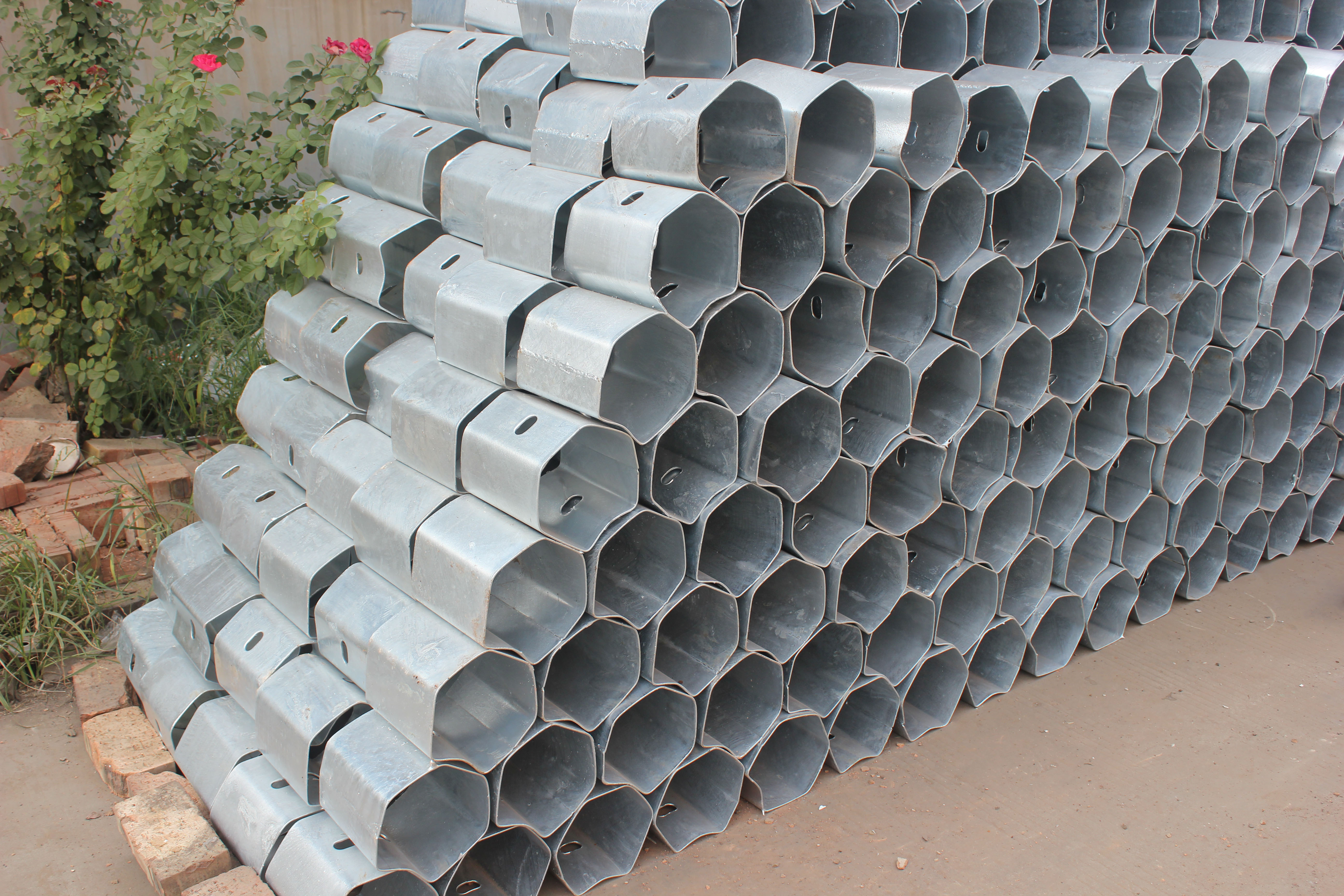 Road Traffic Safe Galvanized Highway Guardrail Blocker/Spacer Customized