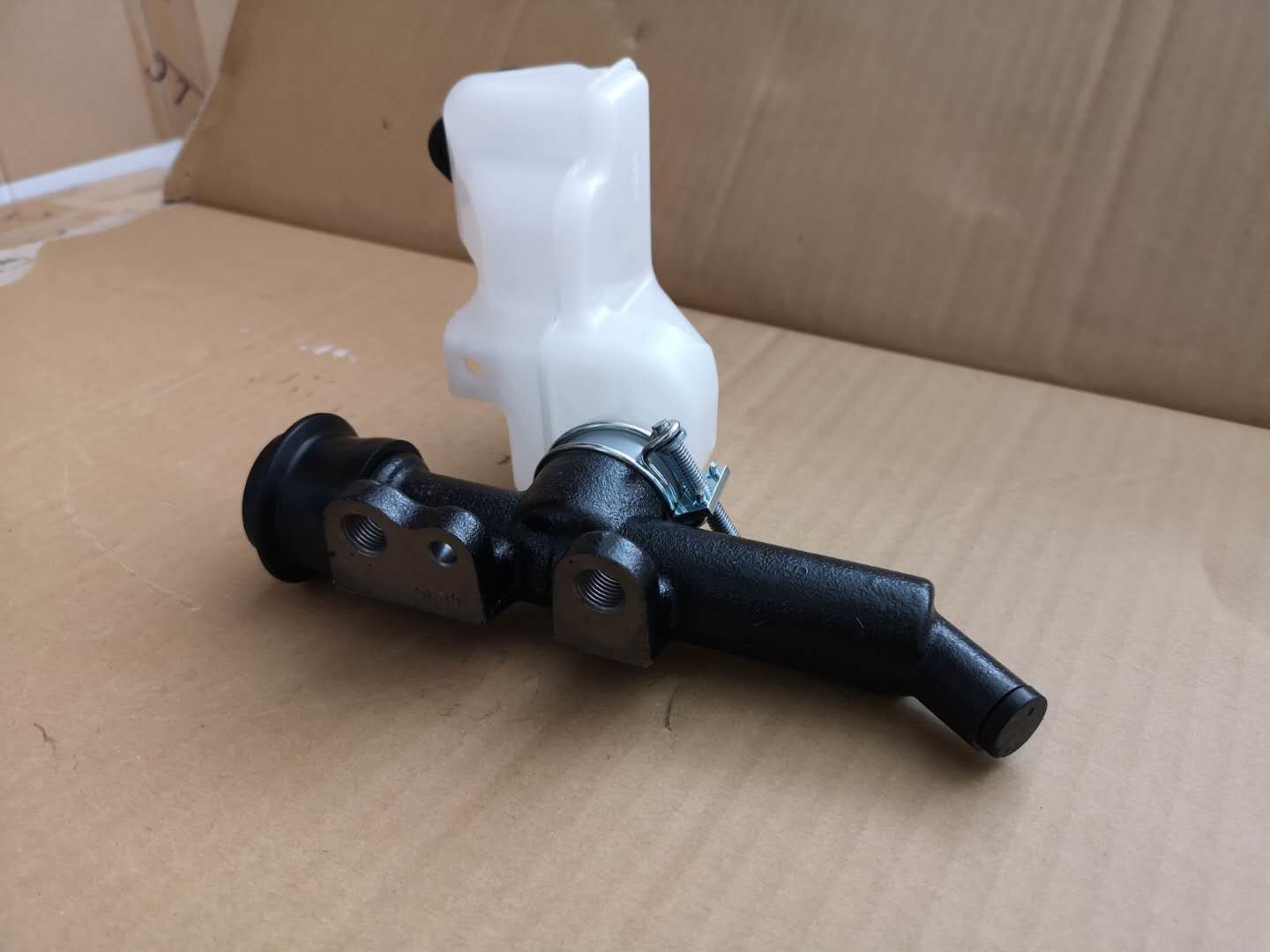 Isuzu FRR FTR FVR Clutch Master Cylinder 1475002502 With Oil Tank Hydraulic Assist Medium Vehicle 2008 Type