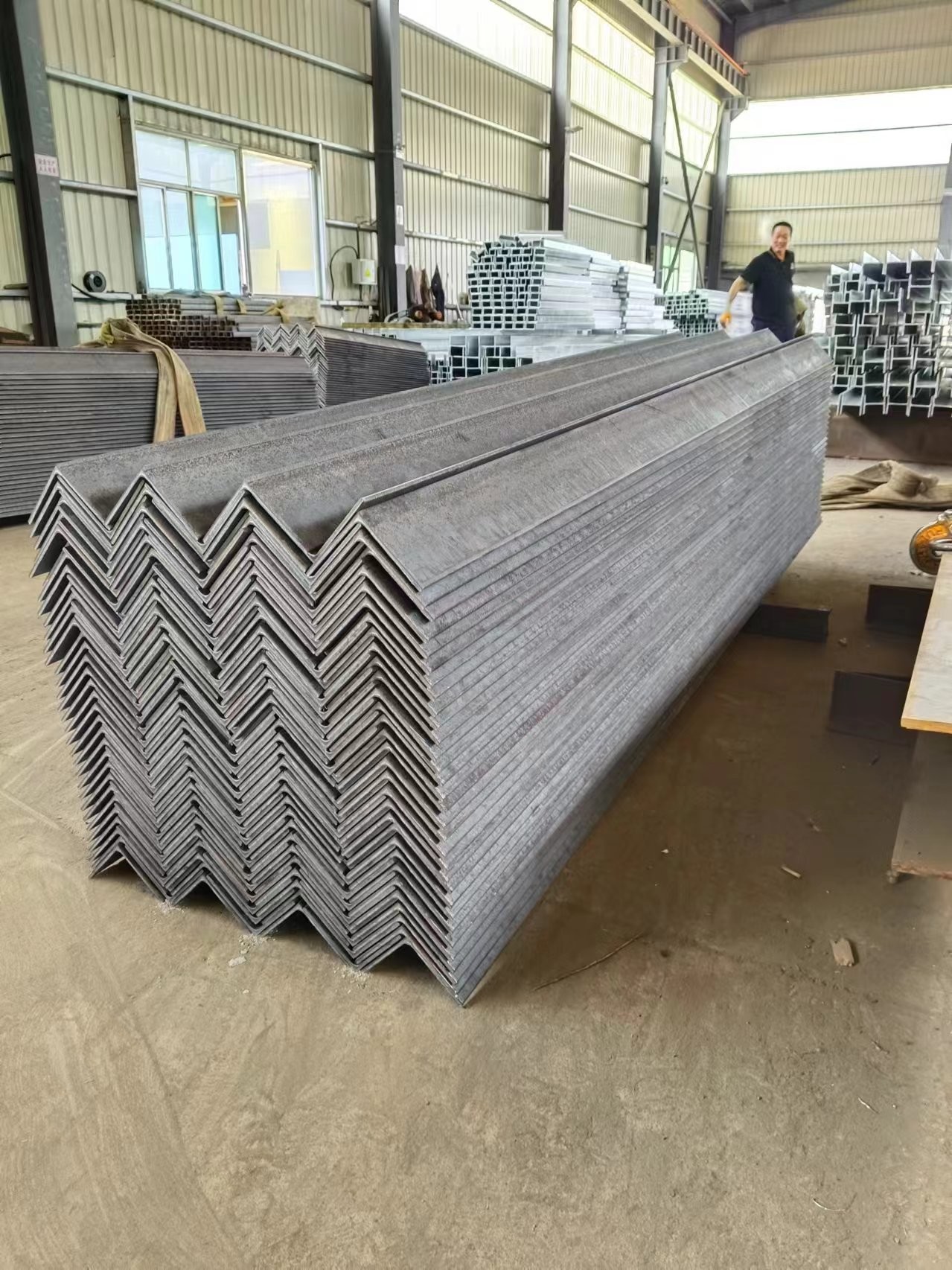 Strong Structural Angle Steel Available In Multiple Sizes Perfect For Building Frames Industrial