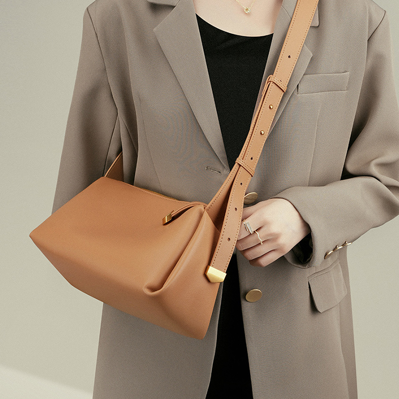 Zipper Hasp Closure Women's Bag for Daily Life in Fashionable Design