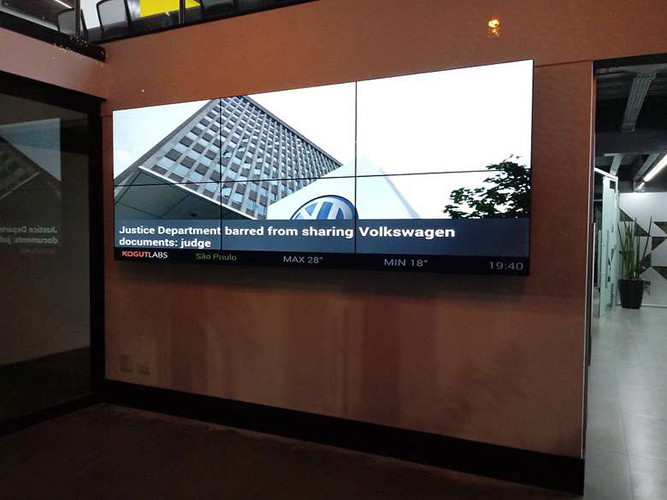 Floor Standing LCD Display 2x2 Video Wall Advertising Player With 4K Controller
