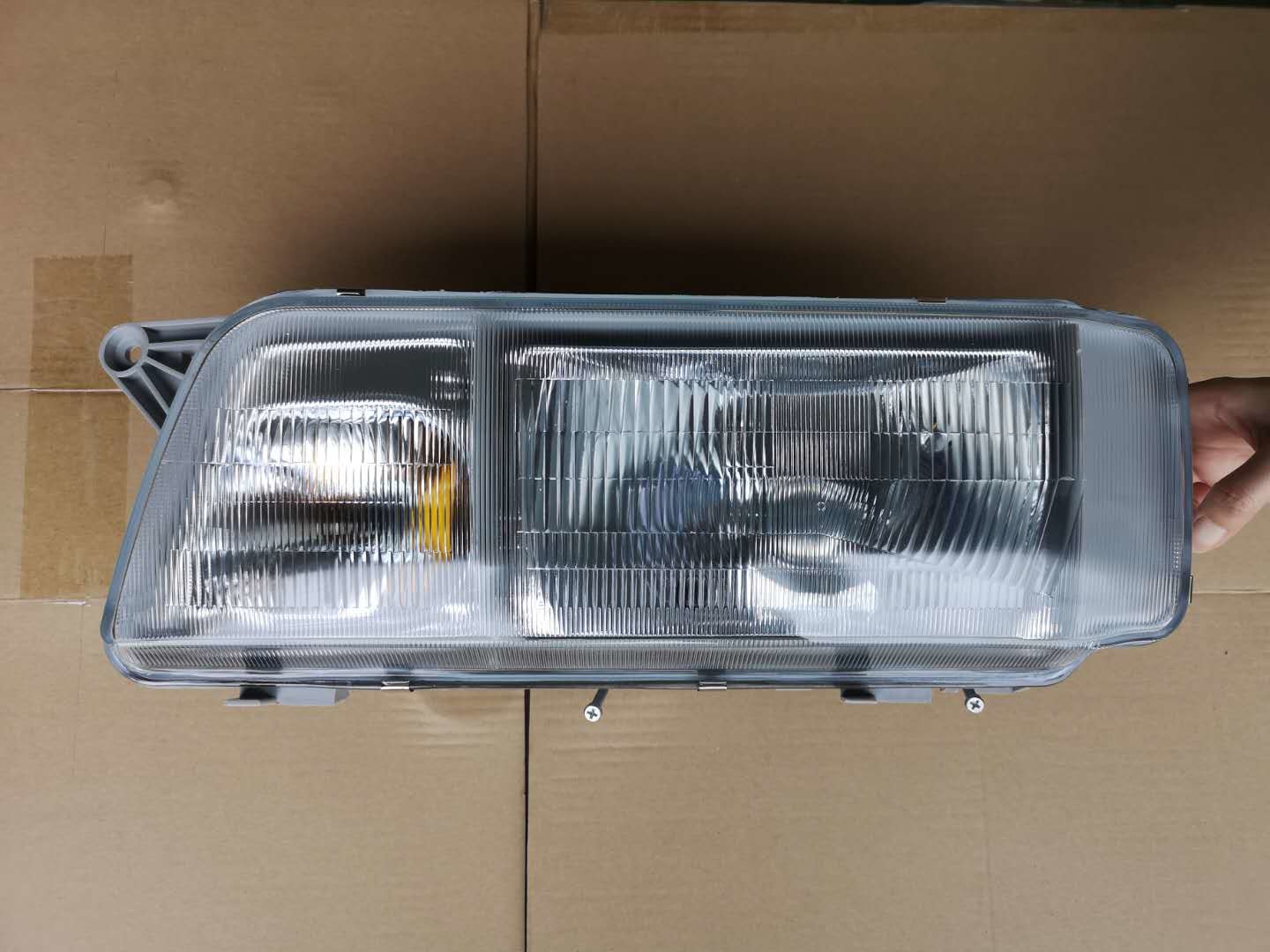 EXR EXZ Container Truck Headlamp With Yellow Fog Lamp Assembly 1821104002 Bottom Of Front Panel