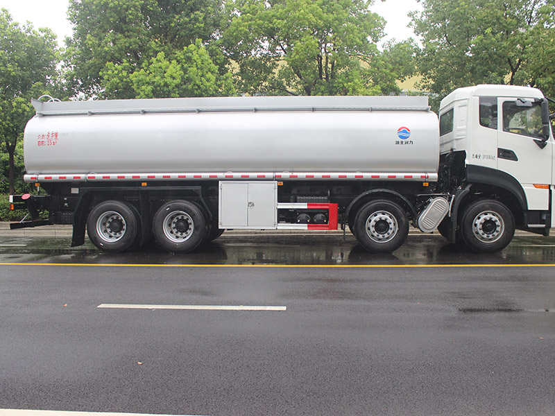 Dongfeng Huge Capacity 28 Cubic Meter Liquid Loaded Vehicle