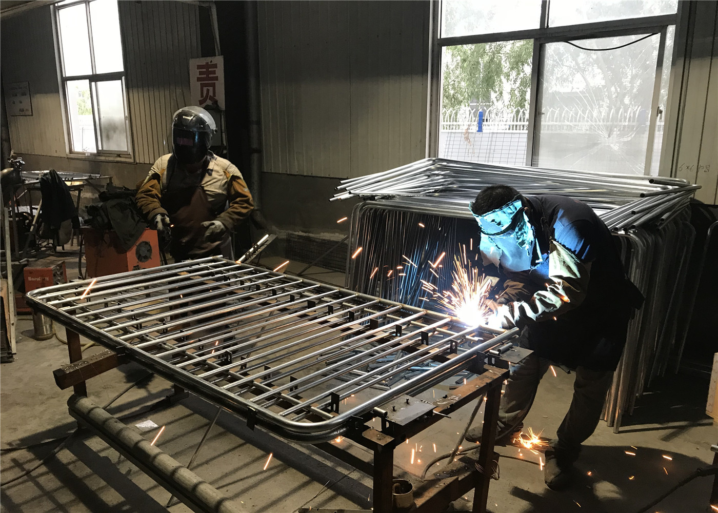 Hot Dipped Galvanized Crowd Control Barriers 1100mmx2500mm width 300gram/sqm hot dipped galvanized