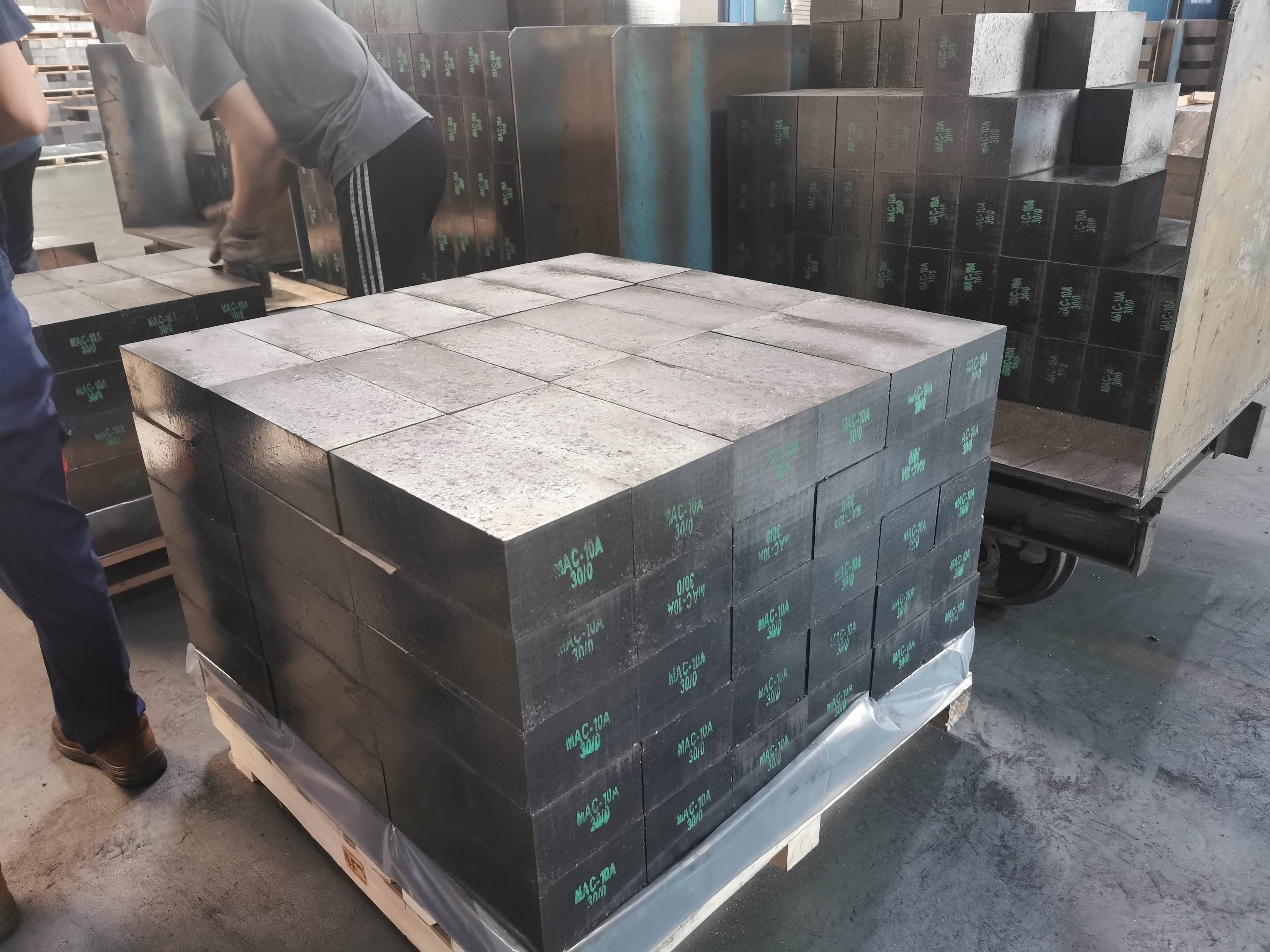 Cutting High Temperature Refractory Magnesia Carbon Brick for Ladle Refractoriness Degree 1770° Refractoriness 2000°