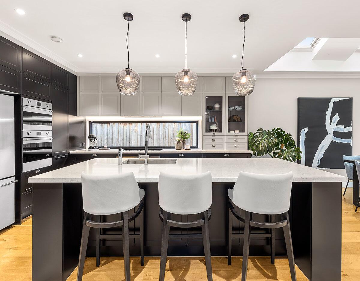 Australia Modular Kitchen Cabinets with Quartz Stone Countertop and Matt Lacquer Handl