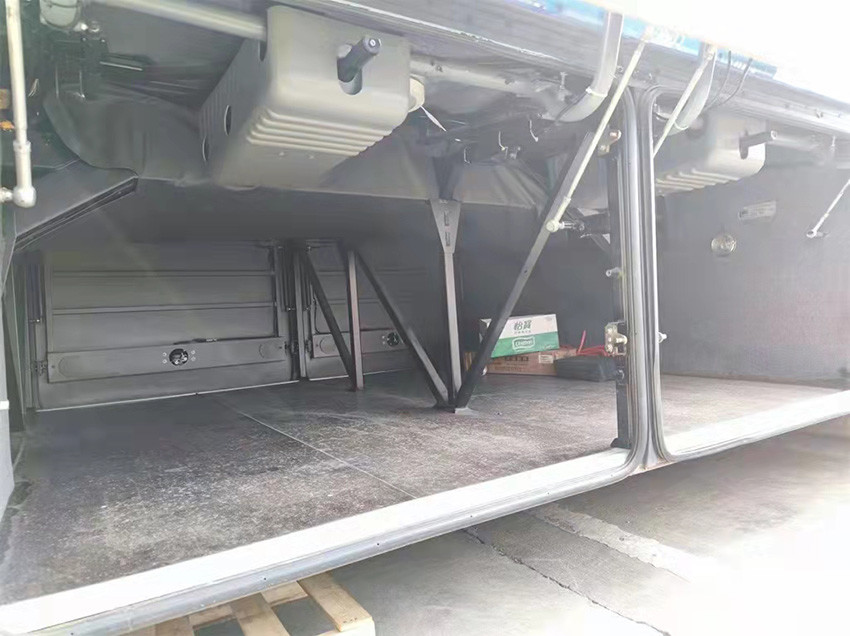 Euro 5 Used Coach Bus 46 Seats Manual Transmission 2nd Hand Coaches with 2 Doors