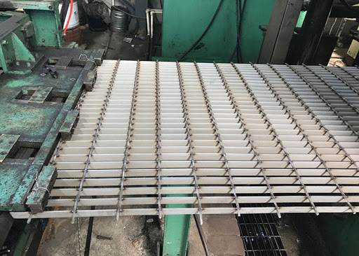 Customized Q235 Serrated Aluminum Mild Carbon Hot Dip Galvanized Steel Bar Grating walkway platform stair treads