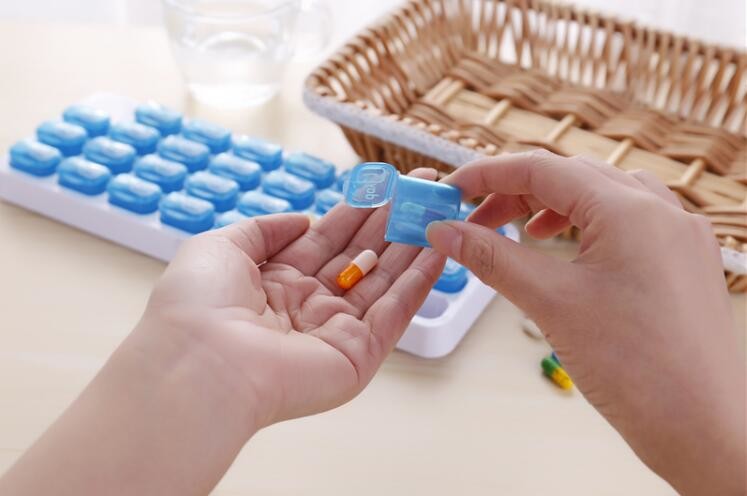 Portable Creative style foldable travel plastic cup with pill case, Random color creative travel cup with pill case for