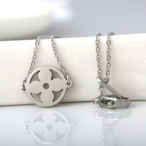 China Simple Jewelry Fashion Stainless Steel Girls Flowers Clavicle Necklace, Circle four-leaf clover necklace on sale