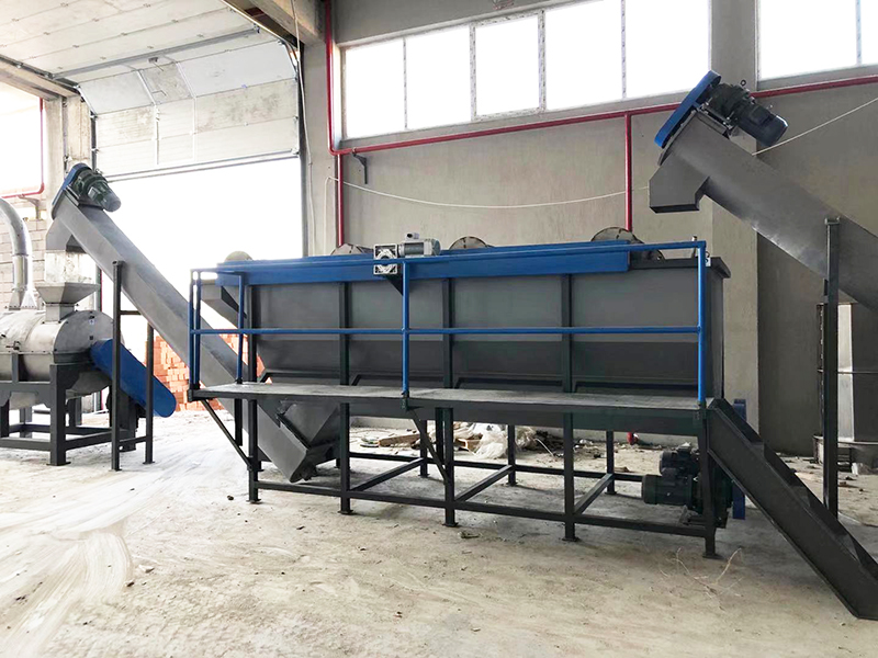 Plastic recycling sink float separating washing tank