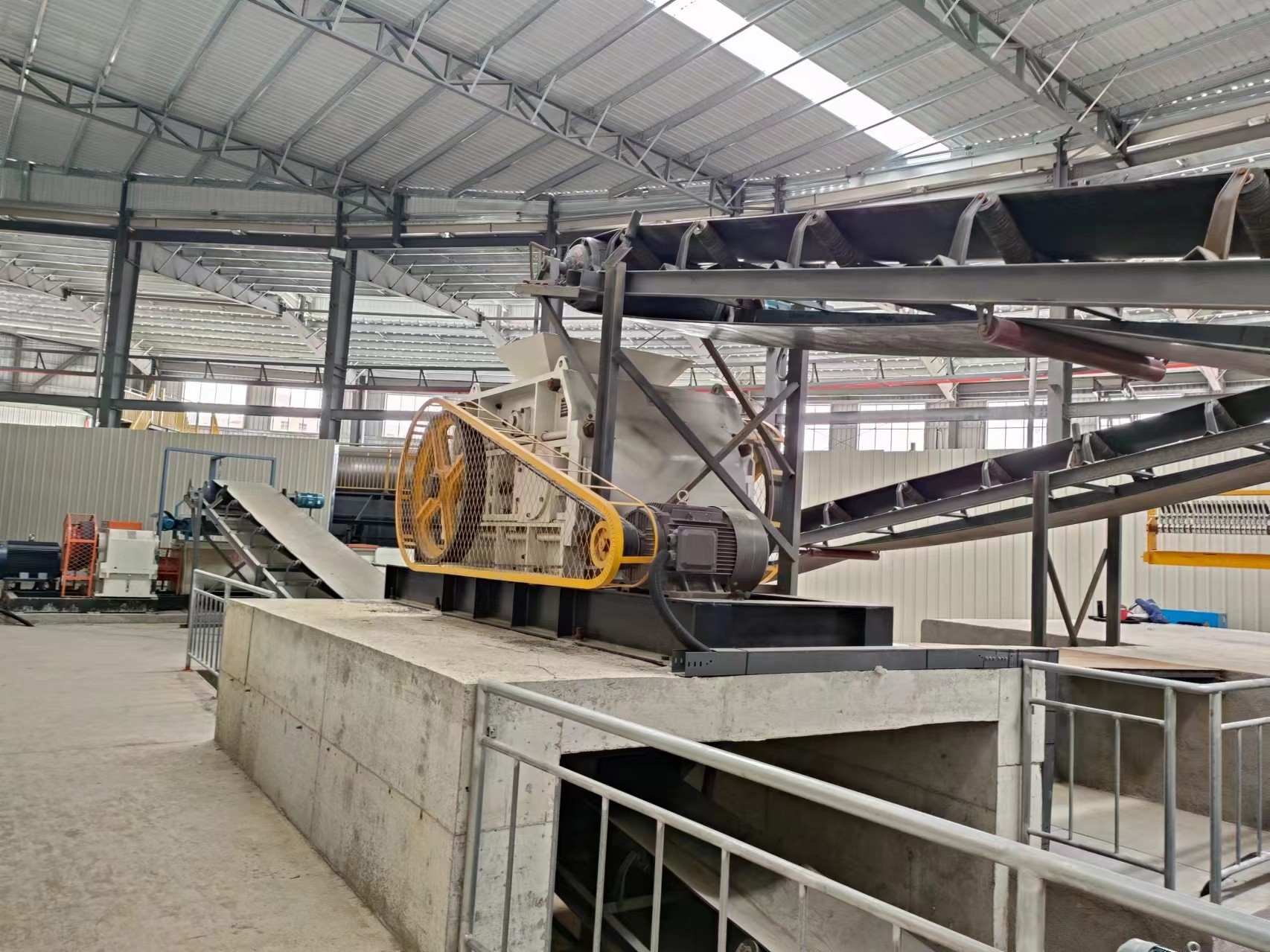 25 M3/hr Capacity Roller Crusher Brick Plant Machine For Raw Materials Coarse And Fine Crushing