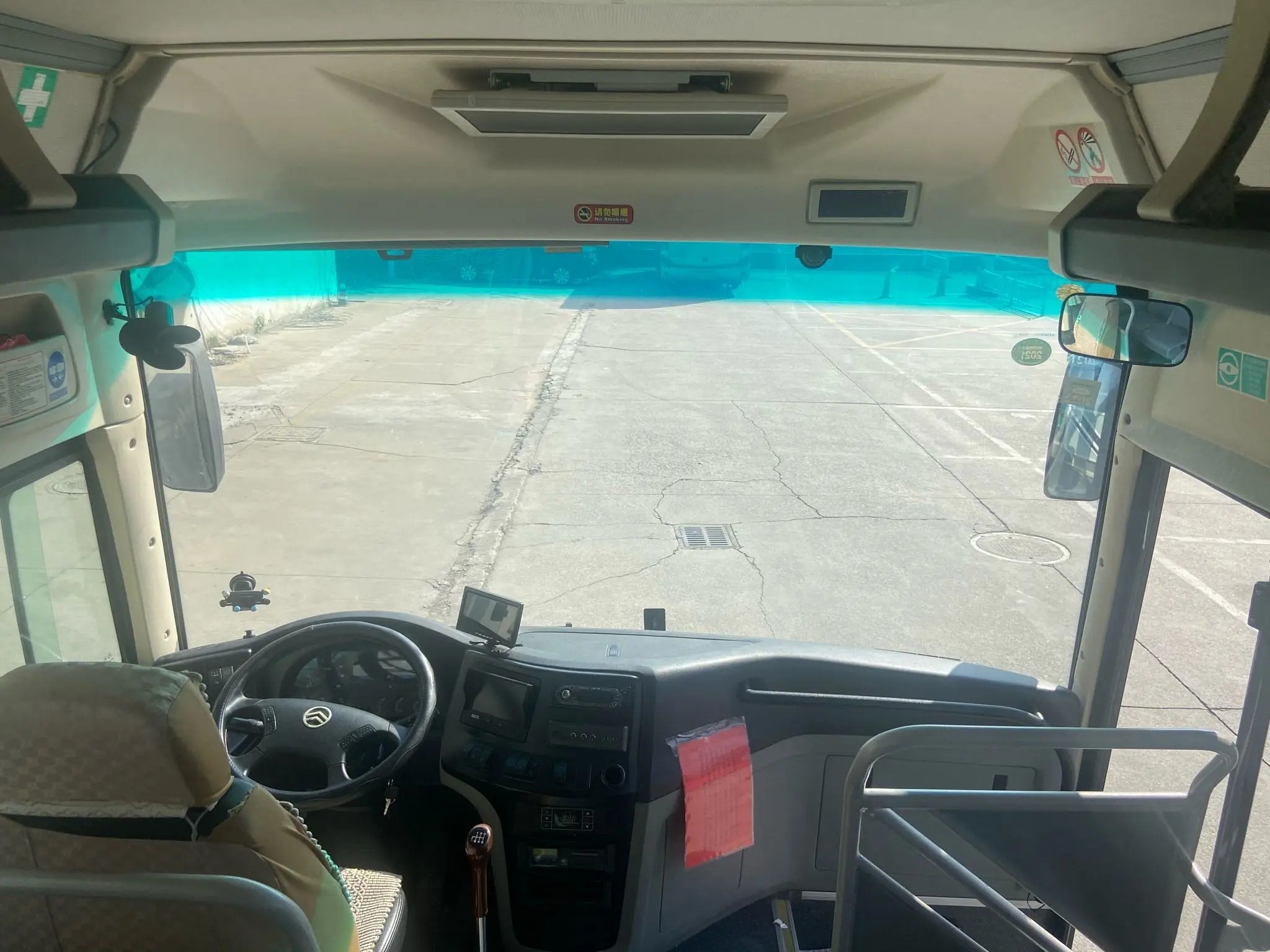 Used Coach Bus Middle Door Sealing Window Yuchai Engine 46 Seats 2018 Year 2nd Hand Golden Dragon XML6102