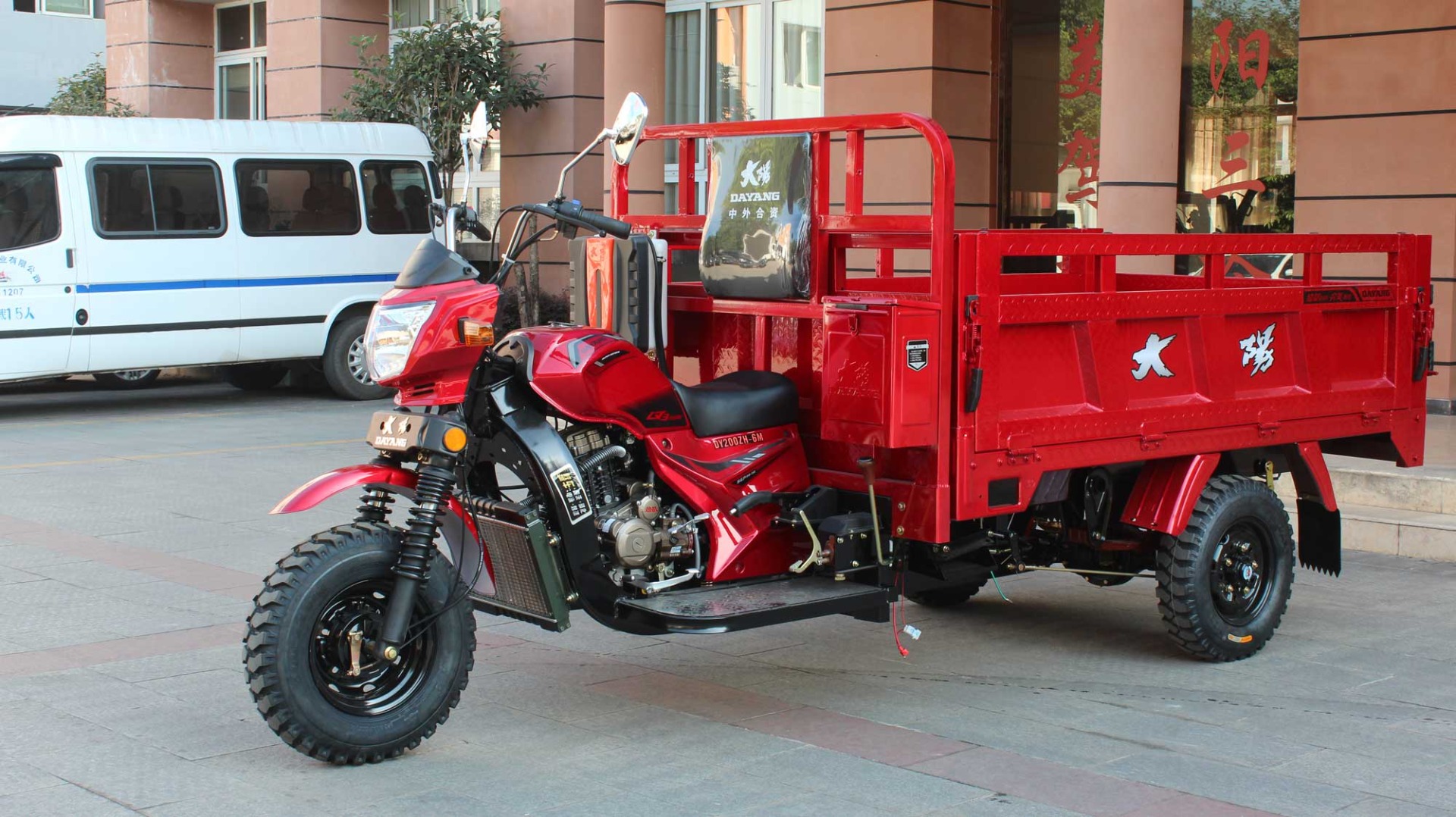 200CC Water Cooled Cargo Tricycle with Front Drum Rear Drum Brake System in Nigeria