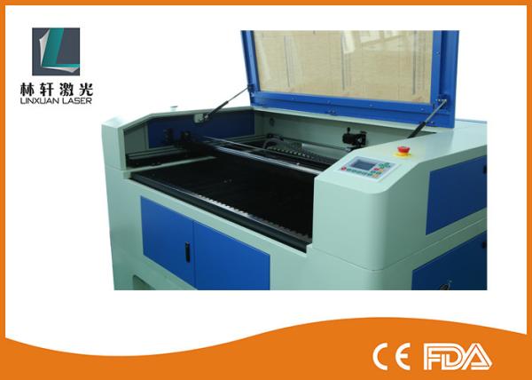 Water Cooling CO2 Laser Cutting Machine Auto Feeding Garmen For Trademark /