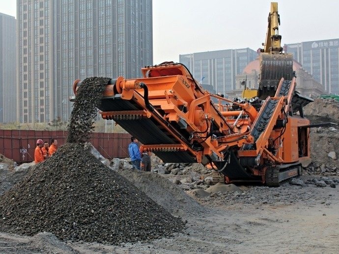Mobile Construction Waste Crusher Station Plant Rock Gravel Crushing