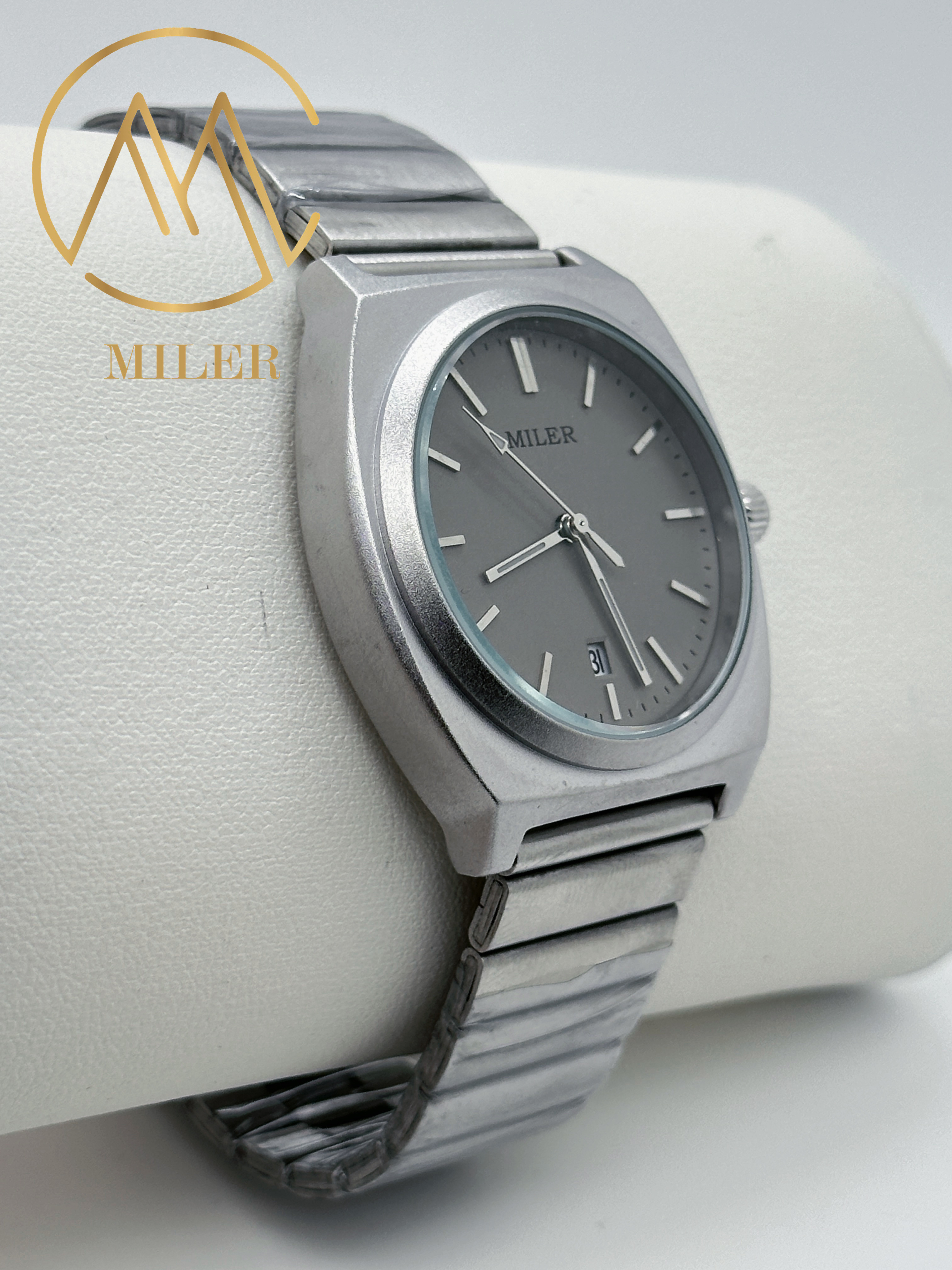 Custom Logo Digital Quartz Watch For Men With Water Resistance And Option For Special Occasions