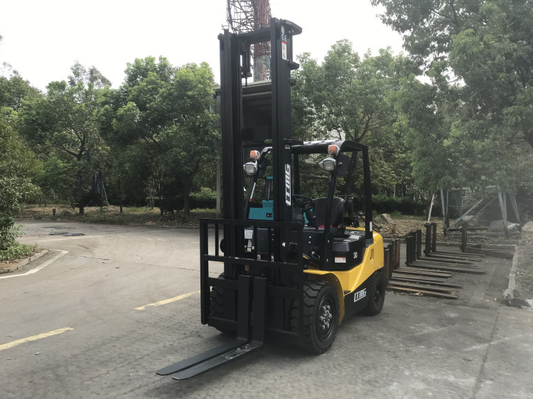 LTMG Side Shift 3 .5 Ton Gas Powered Forklift , 4 Wheel Drive Forklift With Cabin
