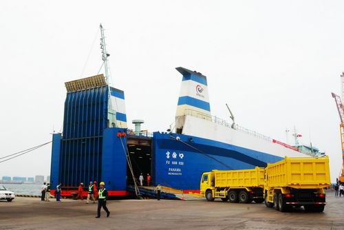 Dongfeng KR 220HP 4X2 LNG Cargo Truck FAST Gear Box and Half a Row Seat Rows for Best