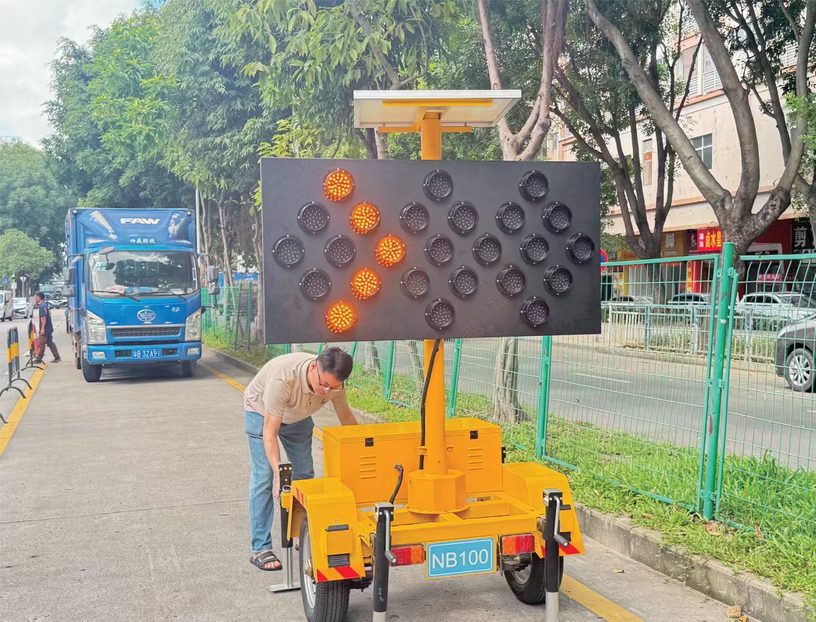 LED Arrow Traffic Control Board for Construction Zone with Portable Trailer