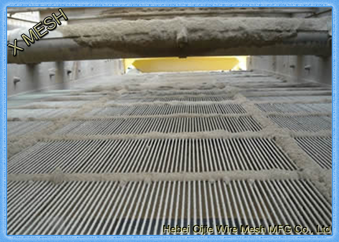 Piano wire screen is installed on the machine and much sand on it.