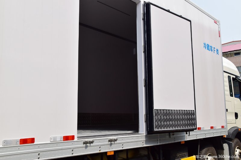 light weight HOWO t5g 8x4 man engien 340 hp 30 ton meat fish cold room van truck