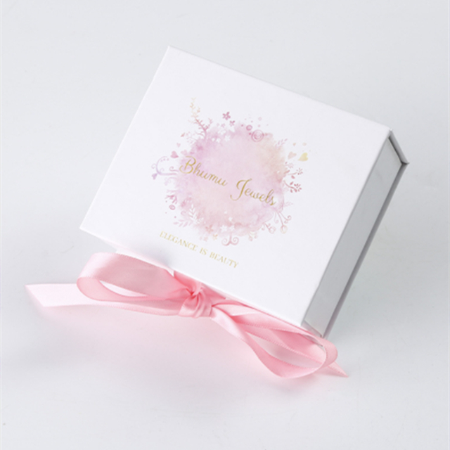 Custom Logo Printing Cardboard Magnetic Gift Boxes for Elegant White Perfume Box and Gifts