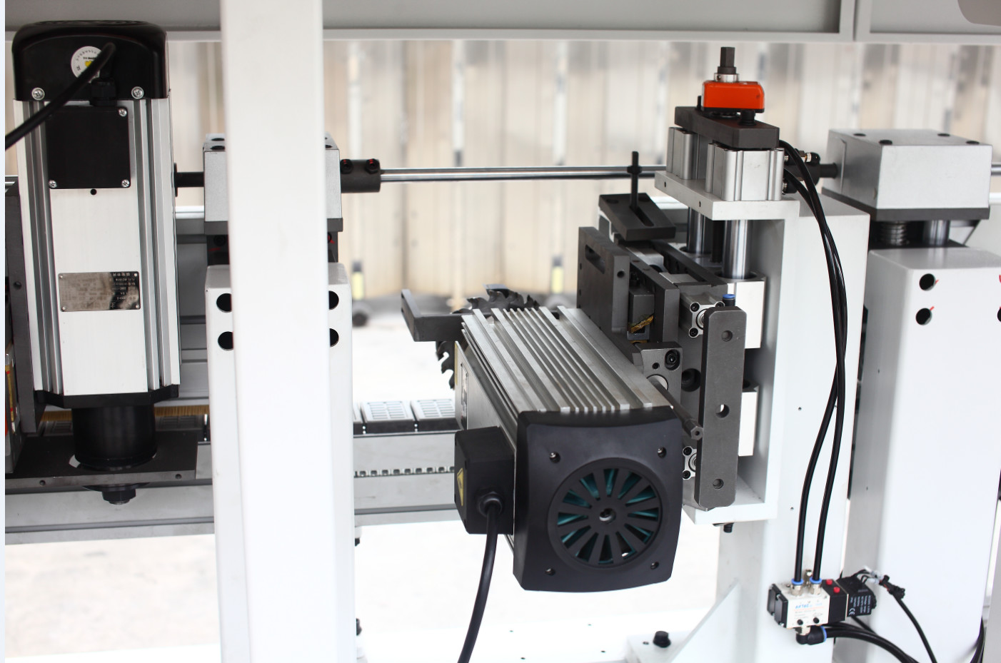 Linear Automatic Edge Banding Machine China Cabinet Edgebander