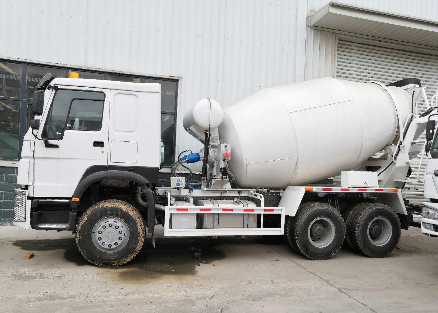 10 Wheel 10 Cubic Meters Concrete Mixing Equipment 371hp 9000 * 2550 * 3950mm