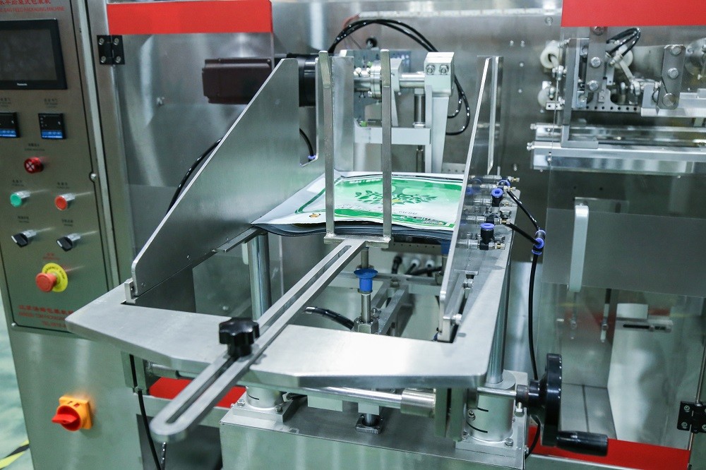Automatic Horizontal Pesticide Filling Machine 15-40 Bags / Minute Power Filling And Sealing Machine