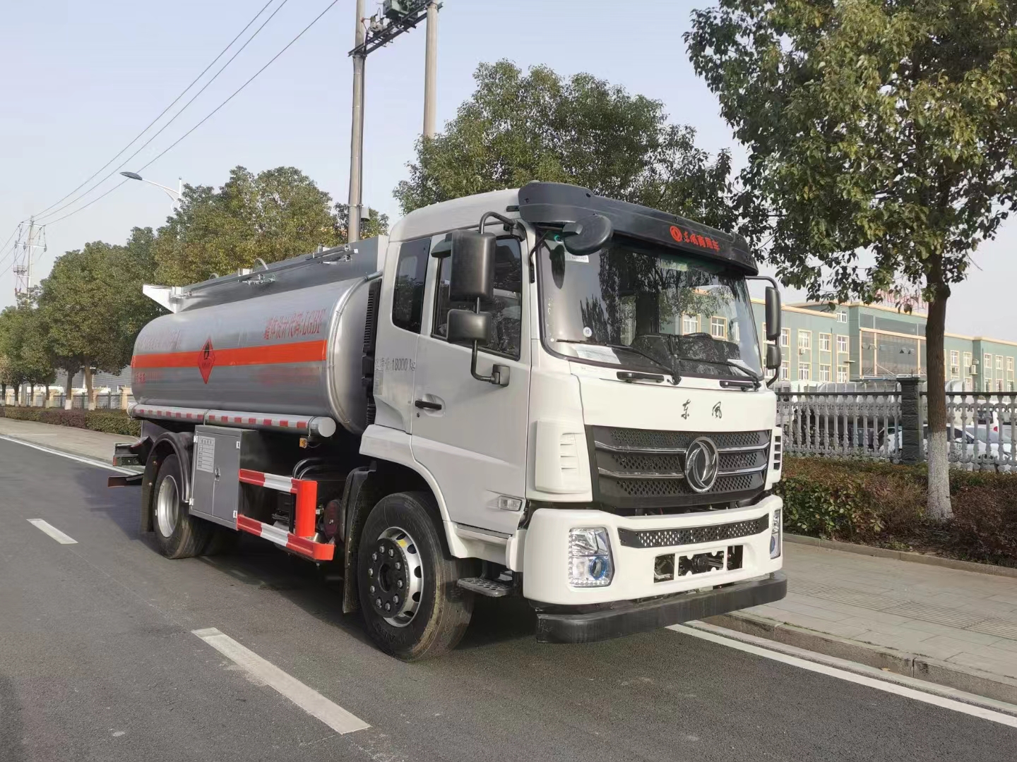 China National Heavy Duty Truck HOWO 4X4 All Wheel Drive 290HP 10CBM Oil Tank Truck