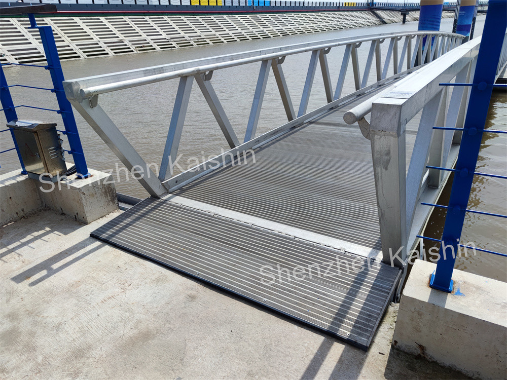 Non-Slip Resistant Aluminum Gangway Floating Bridge Pontoon Customizable Marina Floating Dock