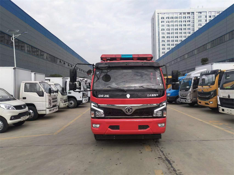 Dongfeng 4 Ton (3t Water 1t Foam) Discharge 30L/S Spraying Distance Maximum 55m Speed 95km/h Foam Fire Truck