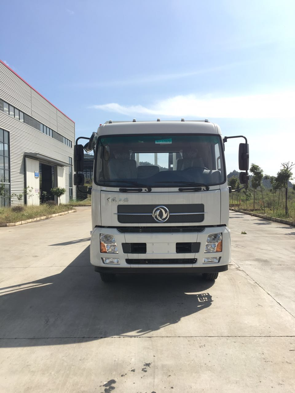 4700mm Wheelbase 6-Tire Dongfeng 4x2 Road Emergency Wrecker Truck Flatbed Lift Trailer