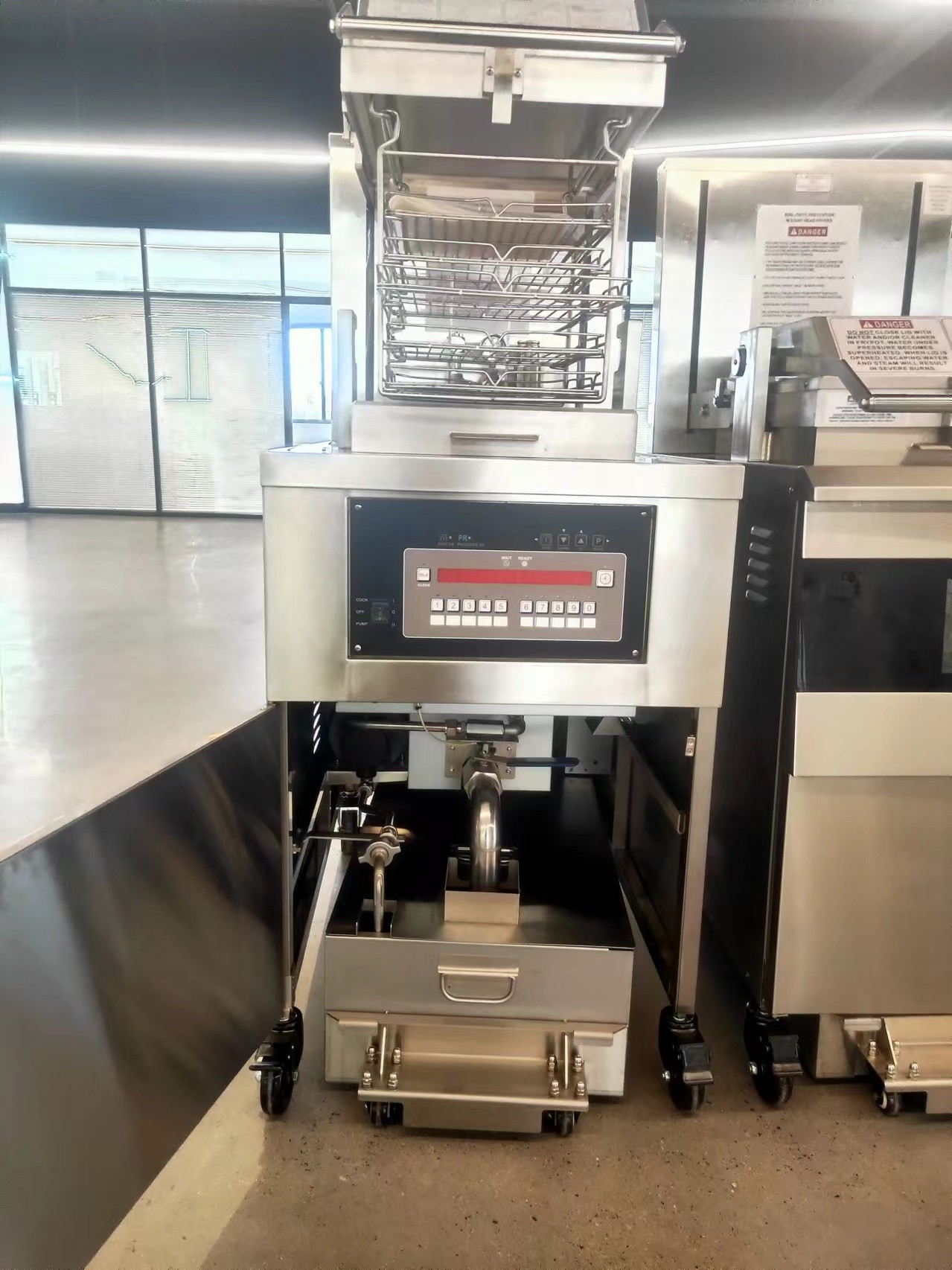 8HD Gas 220V 55L 5 Fry Tray High Productivity Broaster Chicken Pressure Fryer