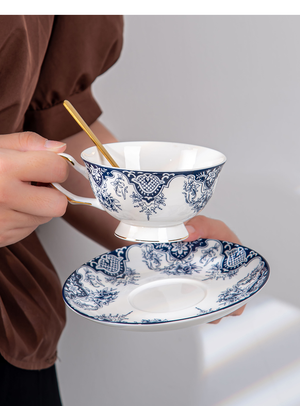Stunning Blue And White Porcelain Tea Cup And Saucers 200ml Volume For Business Gifts