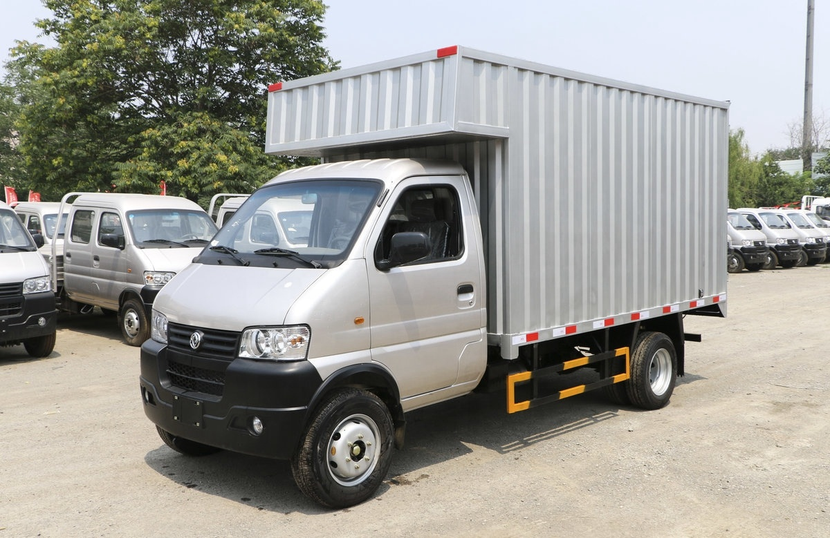 Direct Dongfeng 4x2 Yuchai Diesel Fuel Manual Transmission Small Van Cargo at Affordable