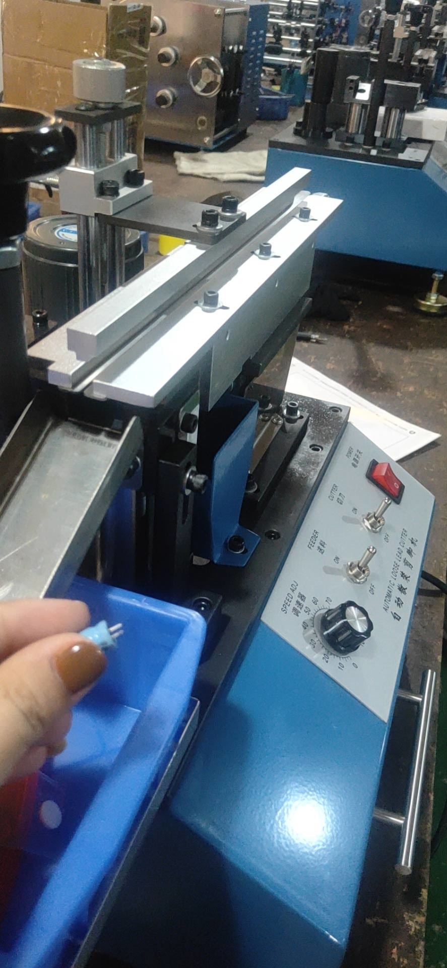 Capacitor Foot Component Lead Cutting Machine For Cutting Plug In Components