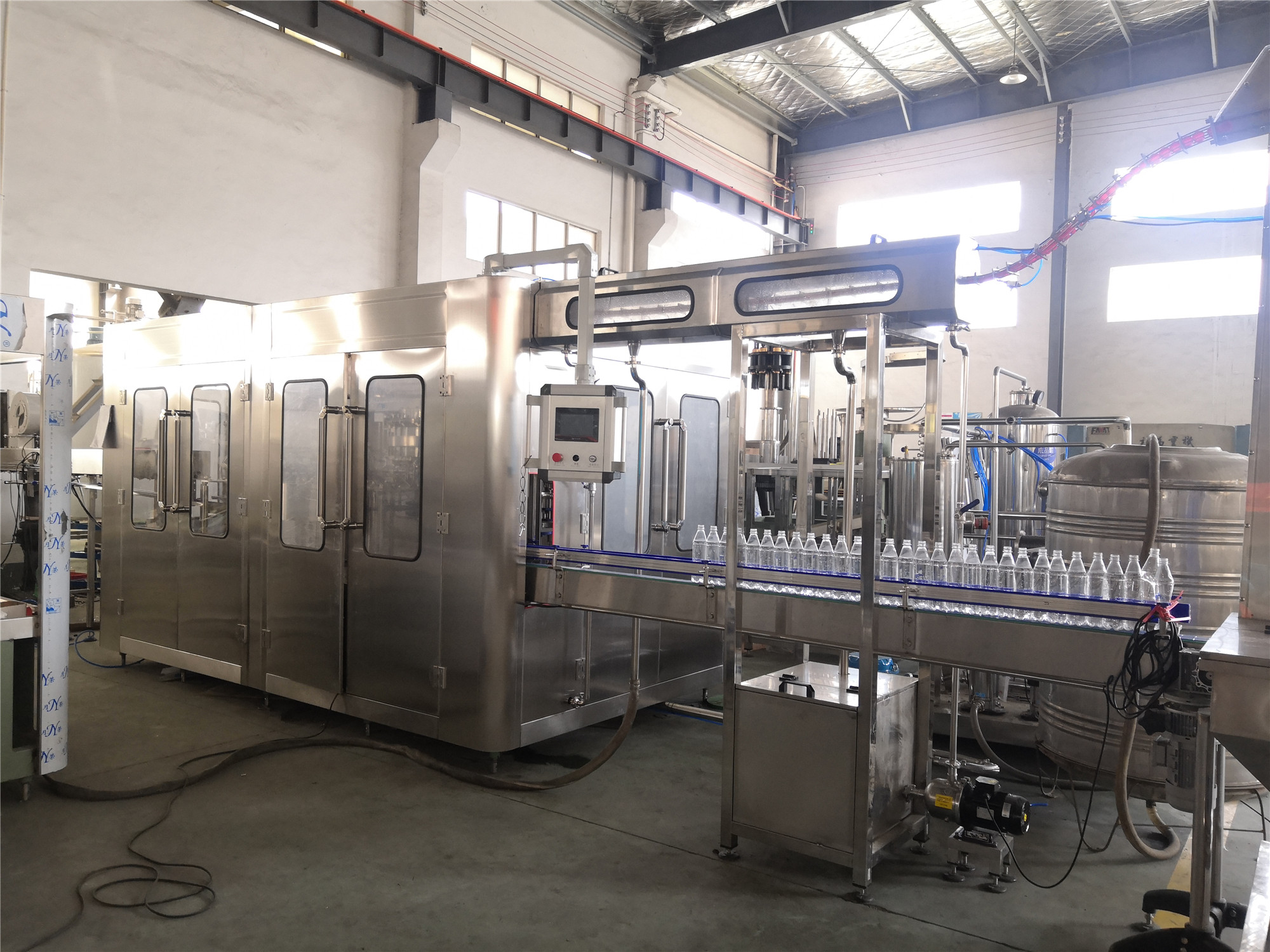 100ml-2000ml Five Head Carbonated Drink Filling Machine