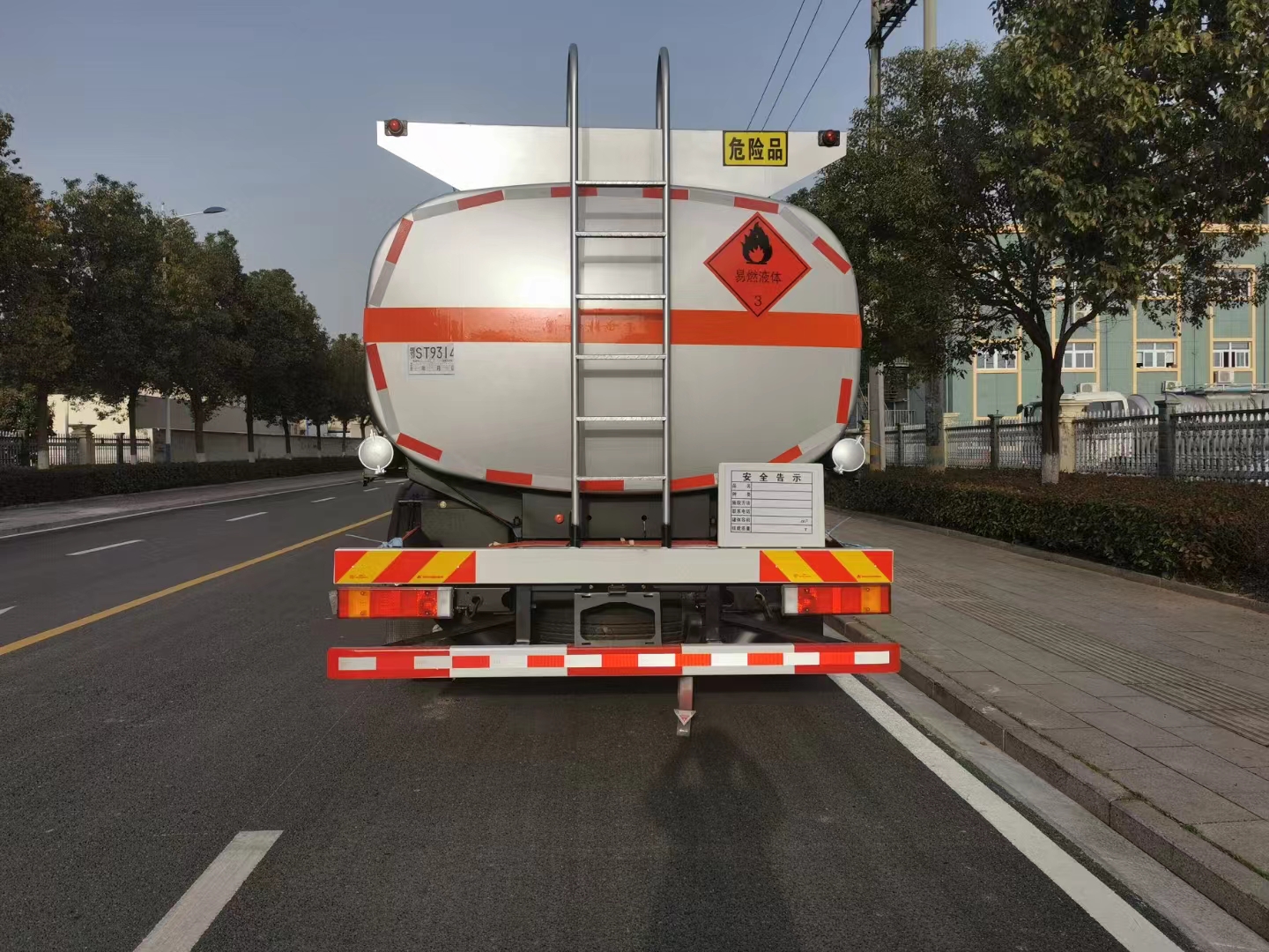 China National Heavy Duty Truck HOWO 4X4 All Wheel Drive 290HP 10CBM Oil Tank Truck
