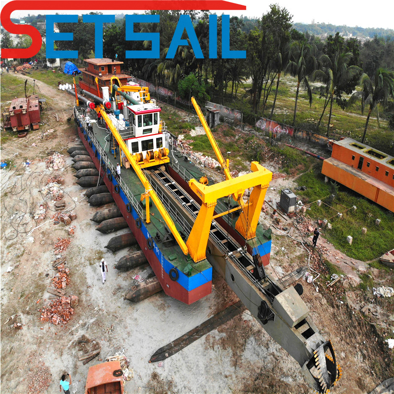 Cummins Diesel Engine 26inch Cutter Suction Dredger with Anchor Boom