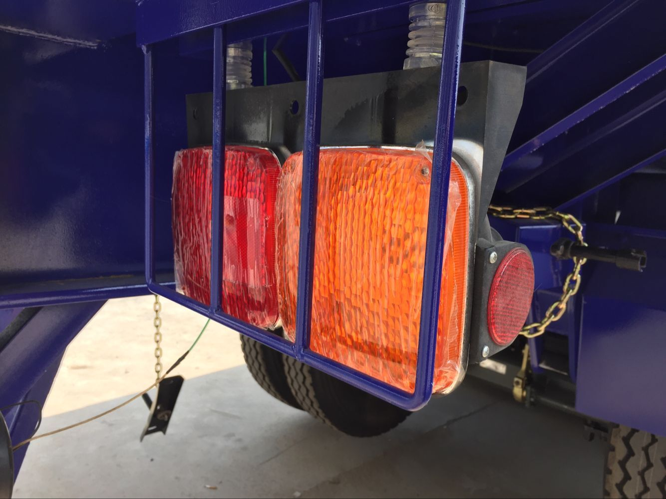 New 3 Axle Semi Truck Lowboy Trailer , 60 Ton Low Bed Trailer For Sale